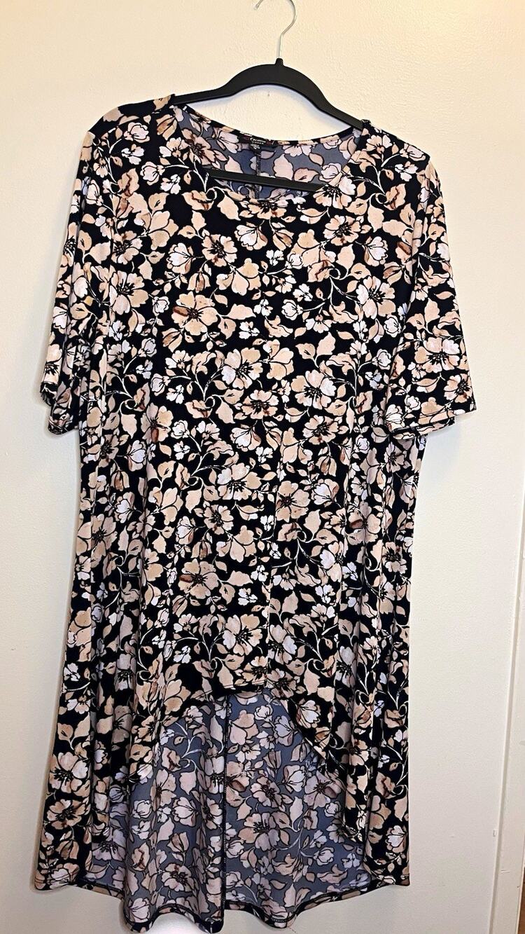 Cocomo Woman Top Size 1X Black/Beige Floral Hi-Low Short Sleeve